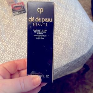 Cle de peau radiant matte foundation B10 Leigh’s beige
